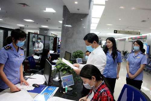 省市場(chǎng)監(jiān)管局局長(zhǎng)章根明赴金華督查餐飲食品安全專(zhuān)項(xiàng)整治行動(dòng)